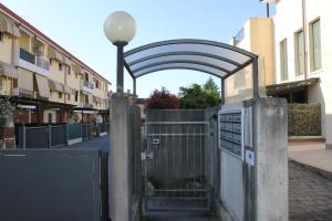 een ingang naar een poort in een straat met een straatlicht bij Civico 26 in Treviso