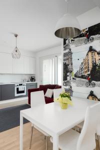 sala de estar con mesa blanca y cocina en New LUXUS 3BR Helsinki Home en Helsinki