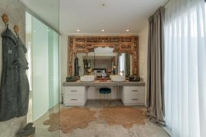 a bathroom with two sinks and a mirror at Villa Shepherd Lajares - LUXURY VILLA FUERTEVENTURA in Lajares