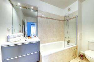 Ένα μπάνιο στο C3 Disney Centre Station