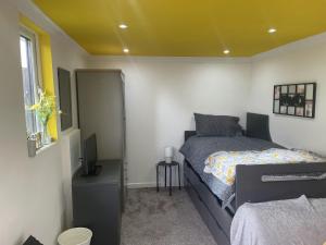 Single Room near Heathrow Windsor Legoland & Free Parking Onsite tesisinde bir odada yatak veya yataklar