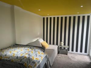 Single Room near Heathrow Windsor Legoland & Free Parking Onsite tesisinde bir odada yatak veya yataklar