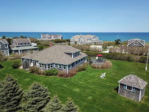 una vista aérea de una casa con el océano en el fondo en Steps to Nauset Beach Private Yard, en Orleans