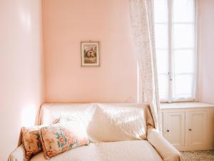 Sofá blanco en una habitación con ventana en Authentic Italian Home, en Cadenabbia