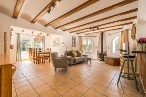 un salon avec un canapé et une table dans l'établissement Casa Isabela, à Jávea