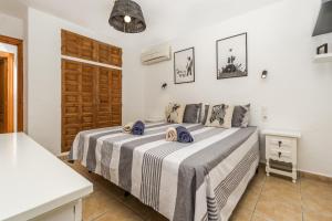 une chambre avec deux lits dans une pièce dans l'établissement Casa Isabela, à Jávea 47 autres photos