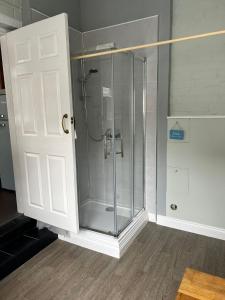 baño con cabina de ducha con puerta de cristal en Huge 5 bed on the edge of Shildon en New Shildon