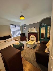 uma sala de estar com uma cama e uma lareira em Huge 5 bed on the edge of Shildon em New Shildon