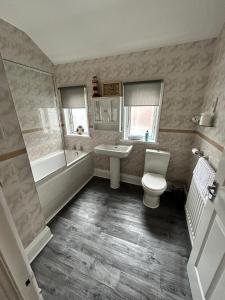 A bathroom at Huge 5 bed on the edge of Shildon