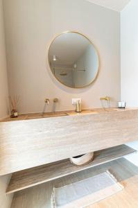 a bathroom with a sink and a mirror at Stads appartement in Purmerend