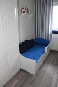 a small bed in a room with a blue mattress at Ferienwohnung Ostseeperle S152 in Brasilien