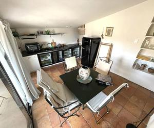 un comedor con mesa y sillas en una habitación en La commanderie Vue Panoramique 1 chambre en Le Poët-Laval