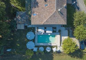 an overhead view of a house with a swimming pool at Casale Gambini in Quattro Castella