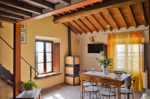 TV a/nebo společenská místnost v ubytování Agriturismo Il Caggio