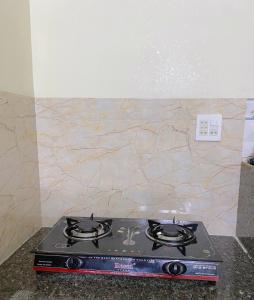 a stove top oven sitting on top of a counter at Homestay Hưởng Thụ - Nhơn Lý in Quy Nhon