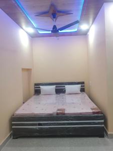 Katil atau katil-katil dalam bilik di Shri KrishanMohini Home Stay
