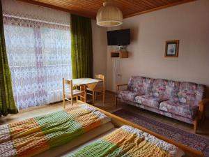 - un salon avec un canapé et une table dans l'établissement Haus Schweighofer, à Neuberg an der Mürz