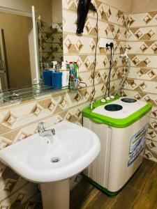 a bathroom with a sink and a stove at SEBASTIAN TRANSIT KATUNAYAKE in Katunayake