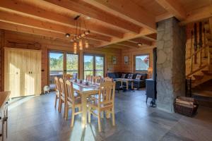 a dining room with a table and chairs at Willa Górski Raj - 4 sypialnie, 2 łazienki, sauna, tradycyjna balia in Korbielów