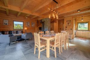 a dining room with a table and chairs at Willa Górski Raj - 4 sypialnie, 2 łazienki, sauna, tradycyjna balia in Korbielów
