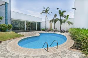 a swimming pool in front of a building at Hotel Nacional Inn Cuiabá in Cuiabá