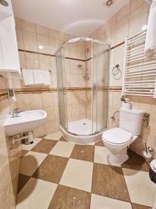 ルブリンにあるRestauracja Hotel Przystanのバスルーム(シャワー、トイレ、シンク付)