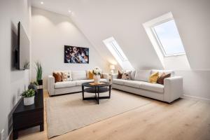 Sala de estar con 2 sofás y mesa en Allmenningen Apartments, en Bergen