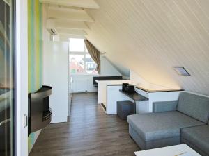 ein Wohnzimmer mit einem Sofa und einem Tisch in der Unterkunft 4 person holiday home in Wendtorf in Wendtorf