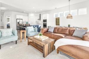 Η κουζίνα ή μικρή κουζίνα στο Salty Sons 4 BR and just minutes to the Beach Rosemary and 30Avenue