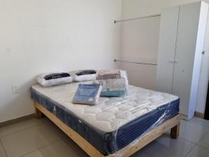 un colchón sentado encima de una cama en una habitación en Melaque Rent House, en San Patricio Melaque