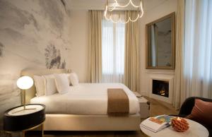 um quarto de hotel com uma cama e uma lareira em Elizabeth Unique Hotel | a Member of Design Hotels™ em Roma