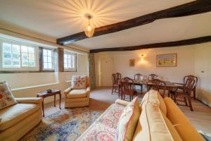 un soggiorno con divano e tavolo di Townend Farmhouse - Ullswater a Watermillock