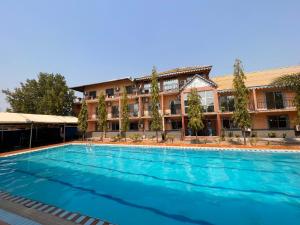 uma grande piscina em frente a um edifício em ROYAL HOTEL em Juba