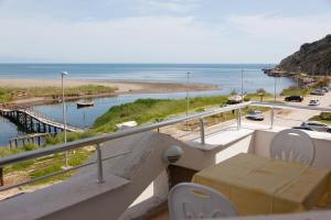 een balkon met uitzicht op het strand en de oceaan bij Apartments Art in Ulcinj