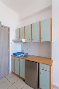 eine Küche mit einer Spüle und einer Arbeitsplatte in der Unterkunft Marina in Kardhamili