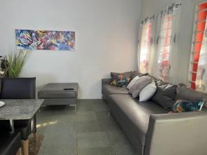Ruang duduk di Luxurious two bathroom apartment Paramaribo, Zorg en Hoop +1 gambar