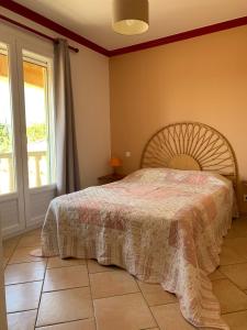 a bedroom with a bed and a window at Gite LA FONTAINE Famille Amis Relais Motards in Peyriac-de-Mer