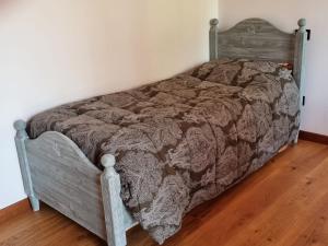 1 cama en un dormitorio con suelo de madera en LE BETULLE B&B, en Pove del Grappa