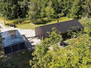 uma vista superior de uma casa com um telhado em 8 person holiday home in L s em Læsø