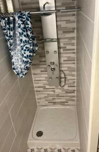 a bathroom with a toilet and a towel at Appartement cœur de ville in Soissons