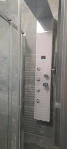 bagno con doccia e porta in vetro di Kalurya a Lecce