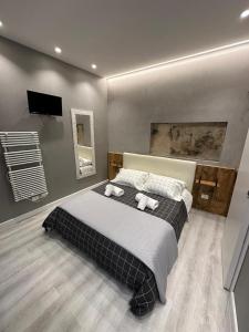 a bedroom with a bed with two towels on it at Cantore 20 in Verona