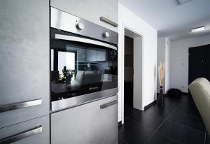 a living room with a television in a kitchen at Blauer Stein - Echo Haus in Pulheim