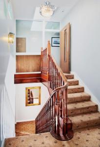 una escalera en una casa con una lámpara de araña en The Bailie, en Cavan