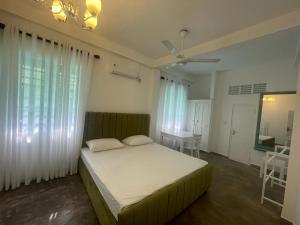 En eller flere senge i et værelse på Istana Villa Mirissa