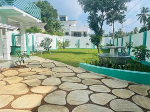 a patio with a fountain in the middle of a yard at Istana Villa Mirissa in Mirissa