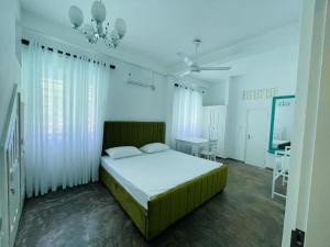 Säng eller sängar i ett rum på Istana Villa Mirissa