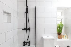 a bathroom with a shower with a shower head at GuestReady - Espaço maravilhoso em Brighton e Hove in Brighton & Hove