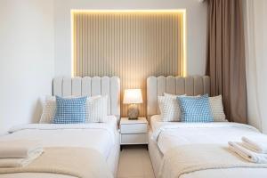 a bedroom with two beds and a lamp at Burj Crown - Spectacular Boulevard View, Opposite Dubai Mall in Dubai