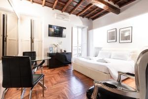 una camera con letto, tavolo e sedie di Collection Spanish Steps Apartments - Top Collection a Roma